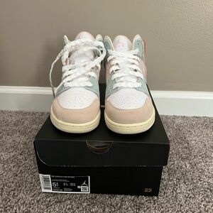NWT Air Jordan 1 Mid SE - white/pink Oxford/jade ice